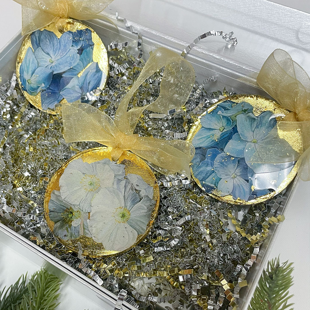 The Blue & White Flora Ornament Set